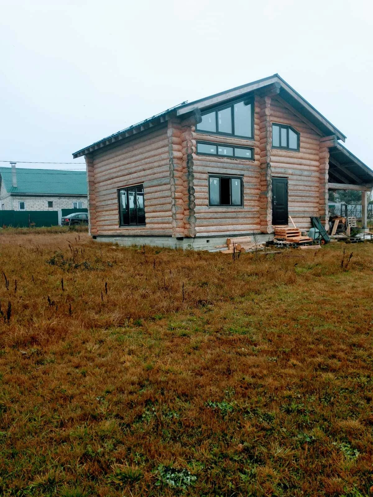Загородный дом с установленными окнами