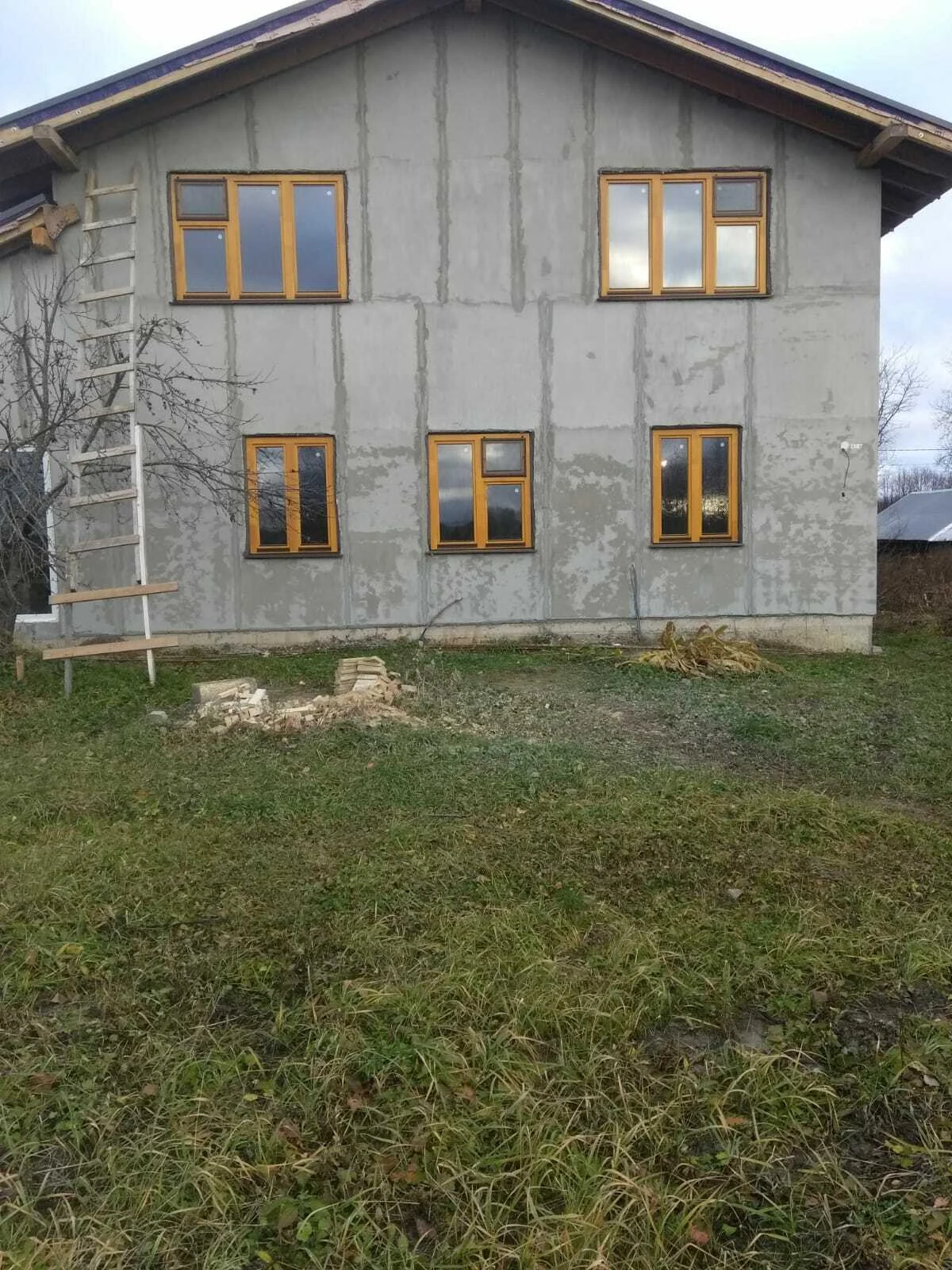 Фасад дома с окнами